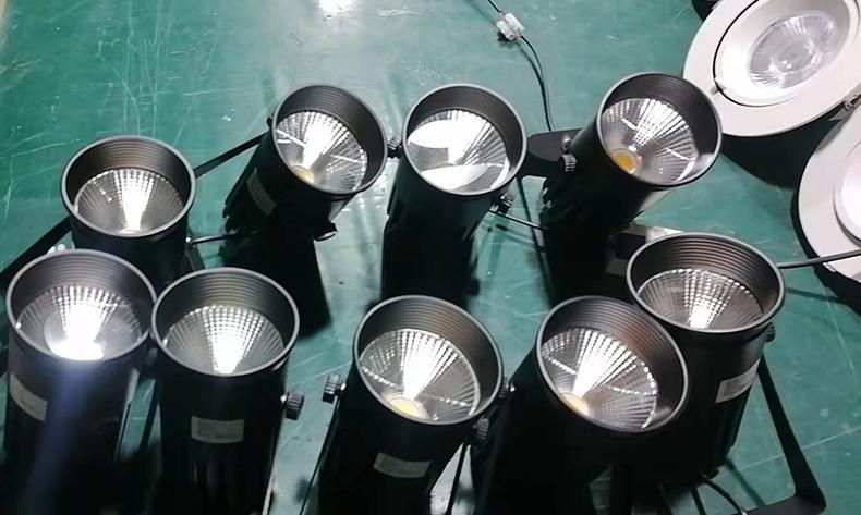 China Factory Wholesale 20W 30W Spot Tracking Spot Lamp LED Track Light for Shopping Mall Indoor and Commercial Lighting